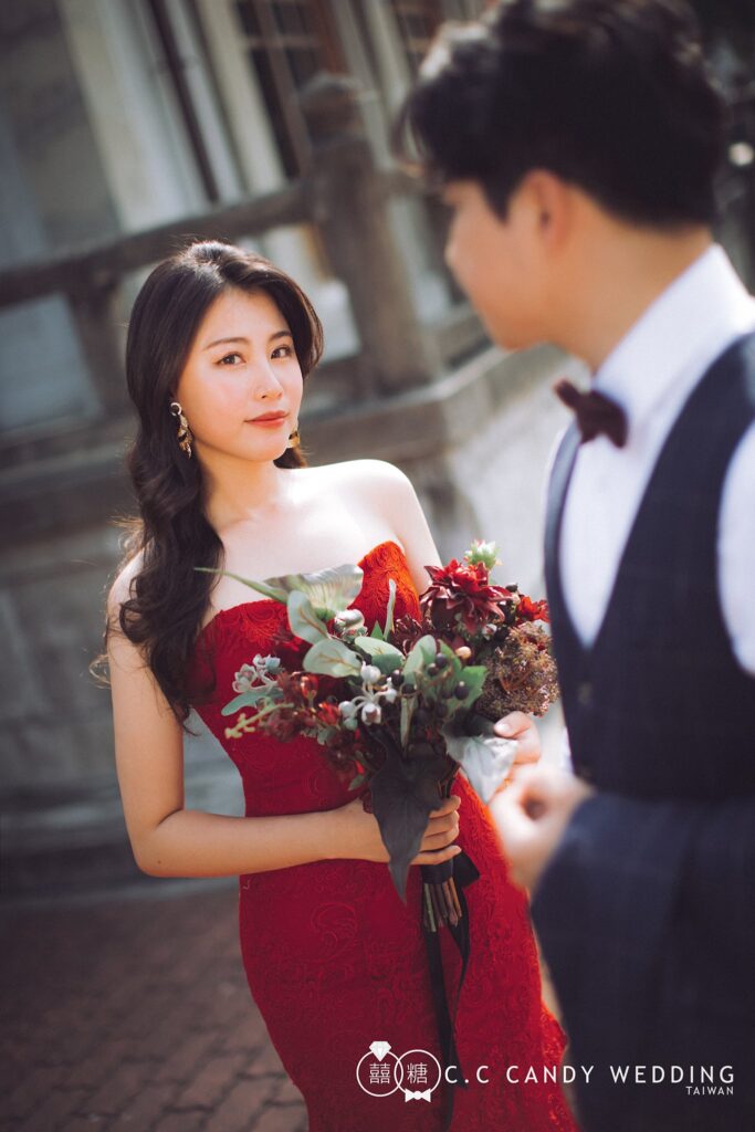 自助婚紗推薦・歐式建築前手捧紅玫瑰的紅禮服新娘 歐式建築前手捧紅玫瑰的紅禮服新娘|婚紗照風格