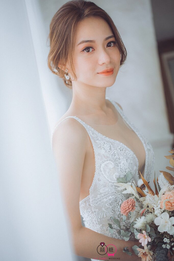 婚紗照推薦・自然光棚拍中的新娘特寫 自然光棚拍中的新娘特寫,深V白紗|新竹自助婚紗
