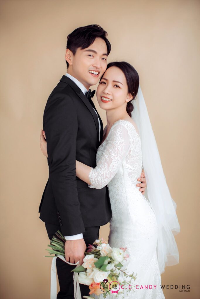 新竹自助婚紗・米色背景棚拍中相擁 米色背景棚拍中相擁的新人|新竹拍婚紗