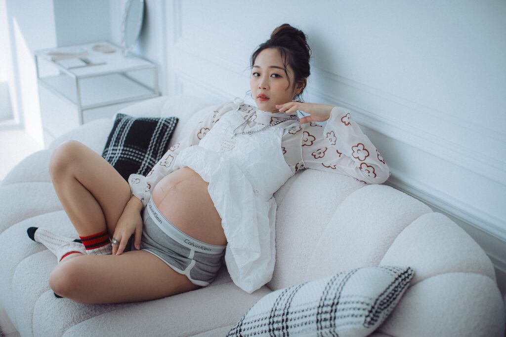 新竹婚紗工作室・白色沙發上慵懶躺臥的孕婦寫真 白色沙發上慵懶躺臥的孕婦寫真|家庭照推薦