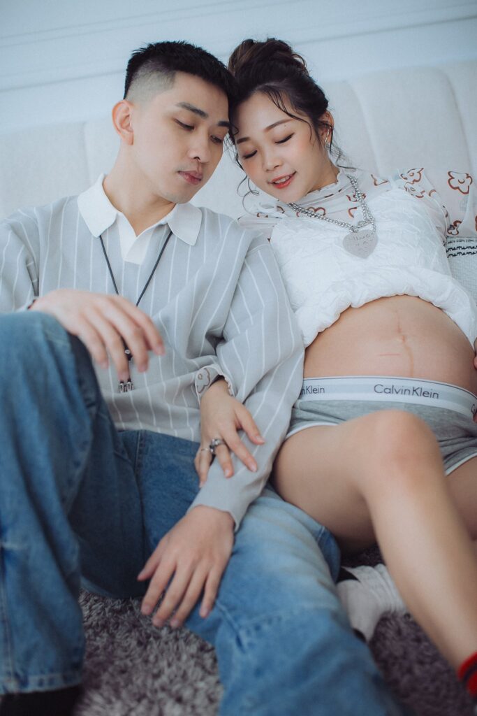 親子寫真・白色居家布景中依偎的孕婦與先生 白色居家布景中依偎的孕婦與先生|全家福照片