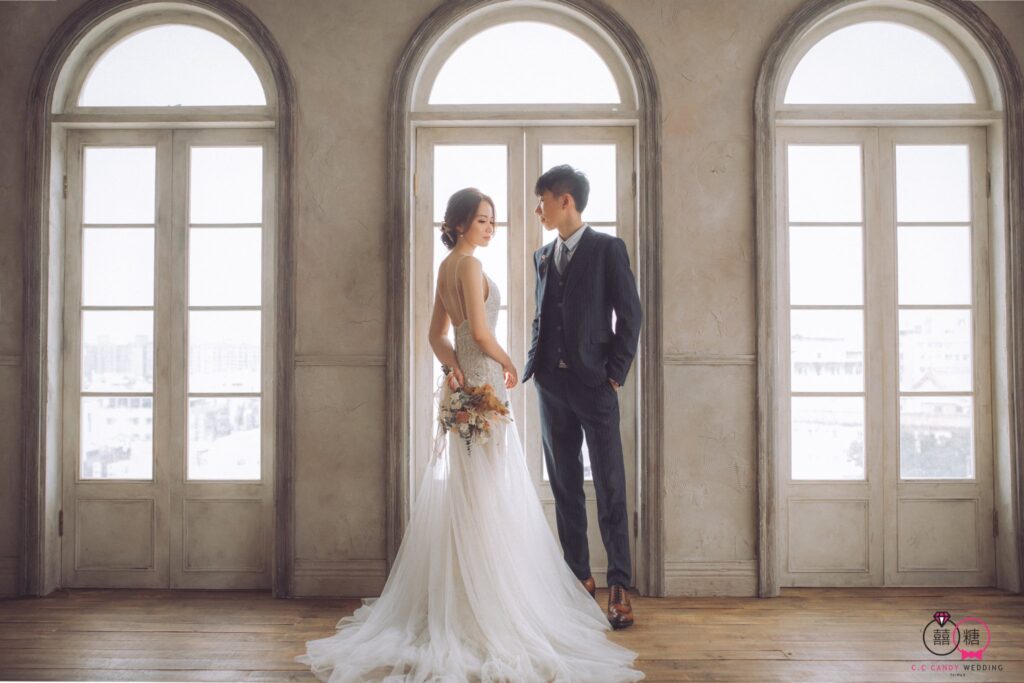 新竹自助婚紗・拱窗歐式建築裡新人牽手合影 拱窗歐式建築裡新人牽手合影|新竹拍婚紗