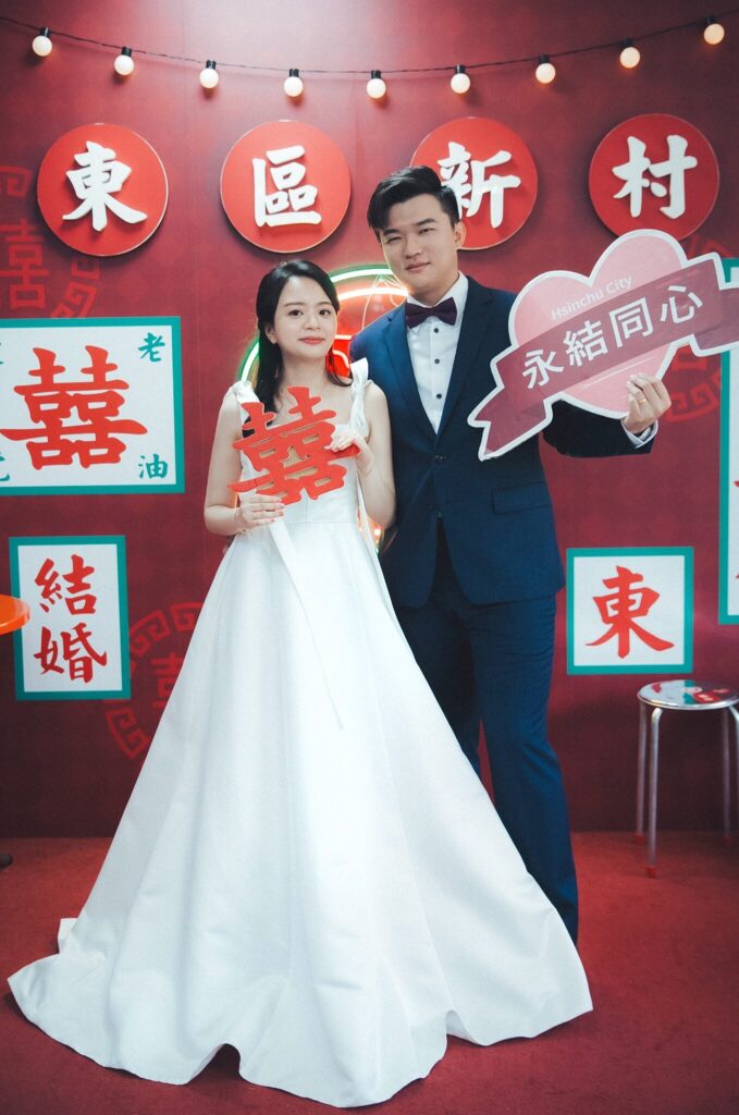 手舉永結同心字卡的登記新人｜新竹戶政登記拍照
