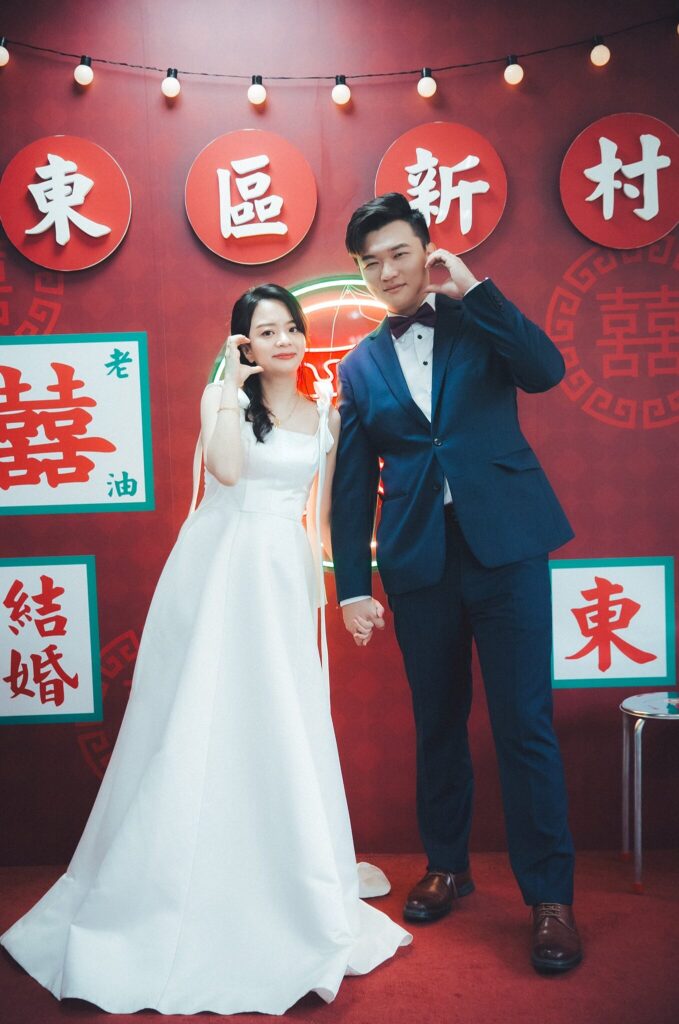 東區新村紅色登記布景前的新人｜登記結婚穿搭參考