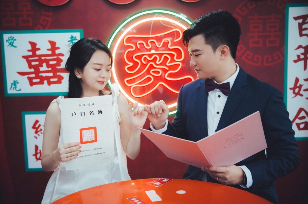 東區新村結婚布景前手拿結婚書約的新人｜新竹登記照