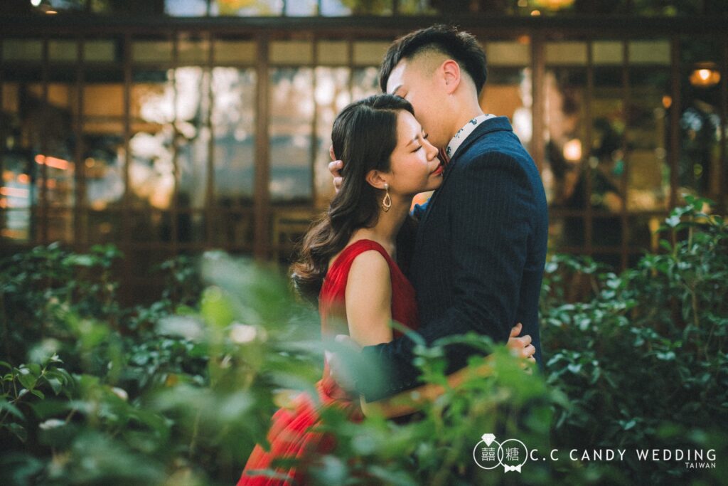 自助婚紗推薦・日式木屋窗前相擁 日式木屋窗前相擁的新人|婚紗照風格