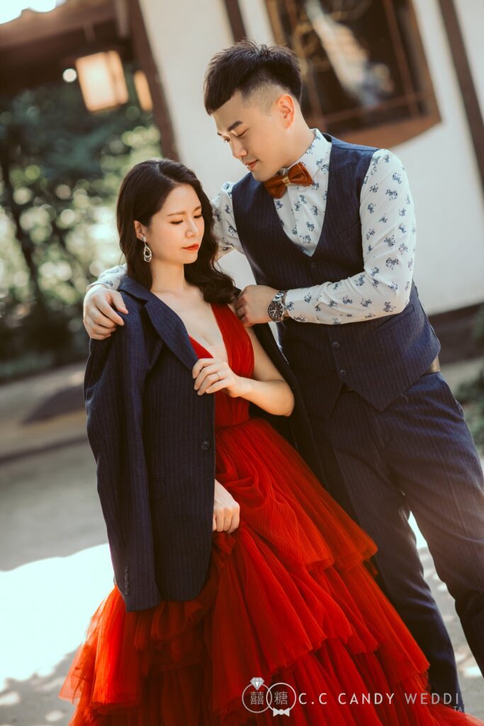 婚紗照推薦・新郎為紅禮服新娘披上西裝外套 新郎為紅禮服新娘披上西裝外套|婚紗攝影推薦