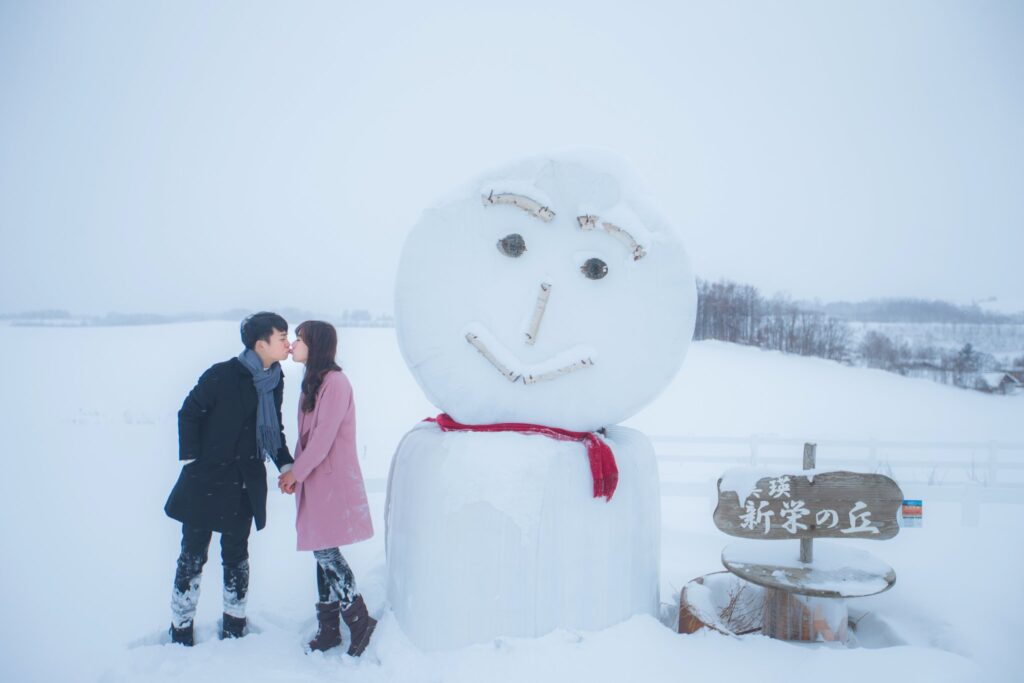 新竹婚紗推薦・北海道雪地大雪人旁親吻的情侶 北海道雪地大雪人旁親吻的情侶|海外婚紗推薦
