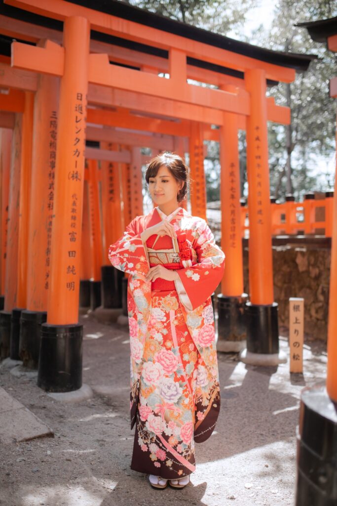 海外婚紗費用・京都伏見稻荷千本鳥居中的和服少女 京都伏見稻荷千本鳥居中的和服少女|日本海外婚紗