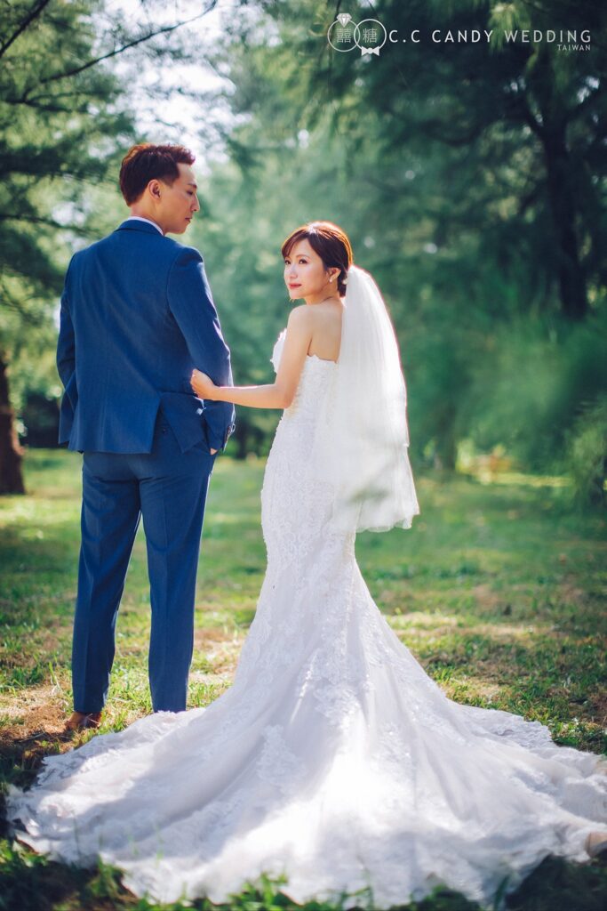婚紗照風格・森林草地上的魚尾白紗新娘與新郎 森林草地上的魚尾白紗新娘與新郎|韓風婚紗照