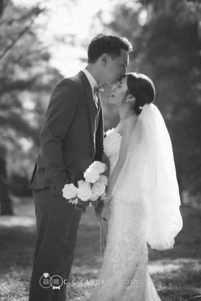韓風婚紗照・黑白色調森林中親吻額頭 黑白色調森林中親吻額頭的新人|自助婚紗推薦