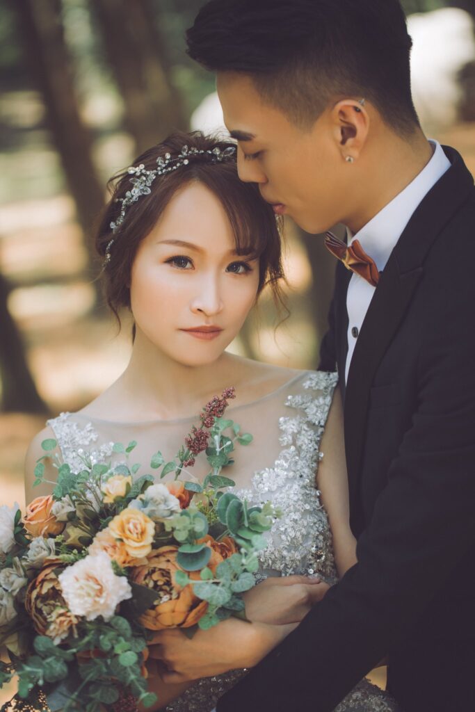 婚紗照推薦・森林光影中新郎親吻新娘額頭 森林光影中新郎親吻新娘額頭|婚紗攝影推薦