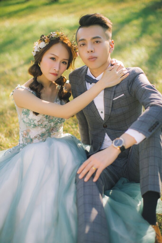 婚紗照風格・草地上坐著相依 草地上坐著相依的新人,新娘戴花冠|韓風婚紗照