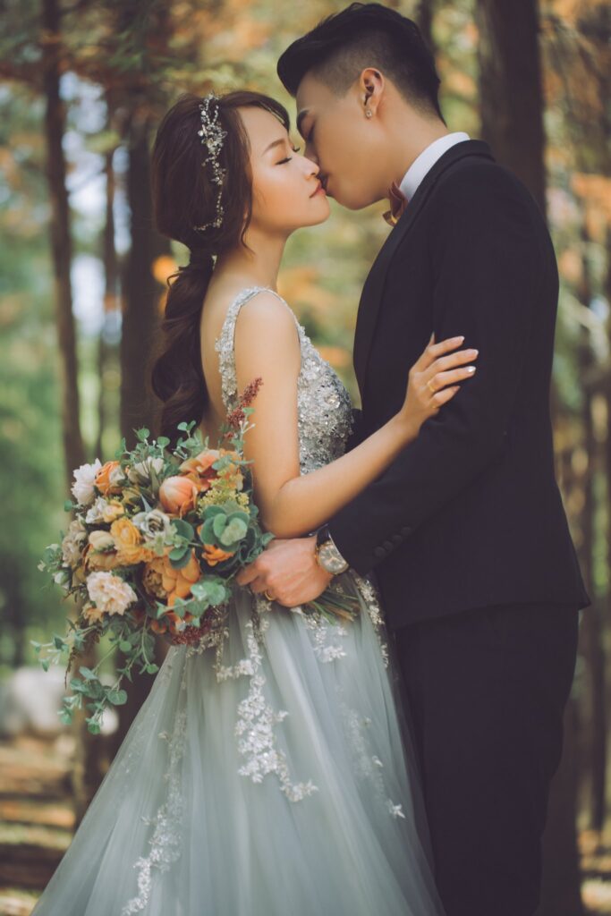 婚紗照姿勢・森林光影下新郎親吻新娘 森林光影下新郎親吻新娘,新娘手捧乾燥花束|婚紗照推薦