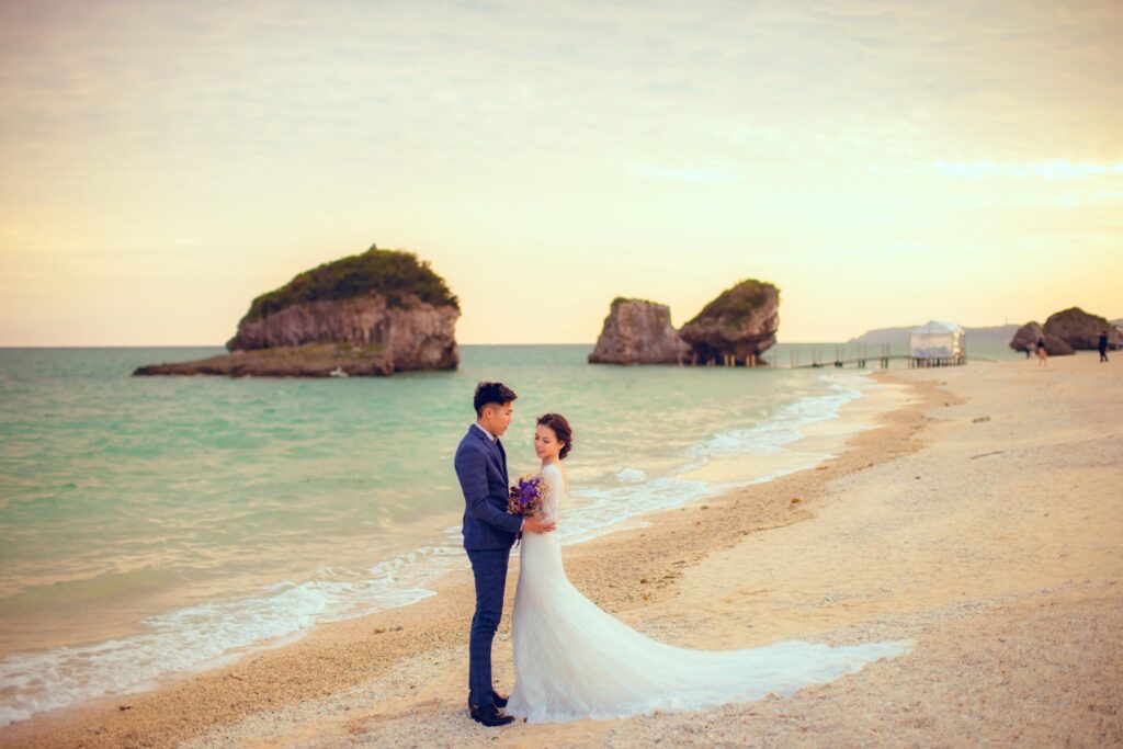 婚紗攝影推薦・海蝕岩沙灘上 海蝕岩沙灘上的新人|婚紗照姿勢