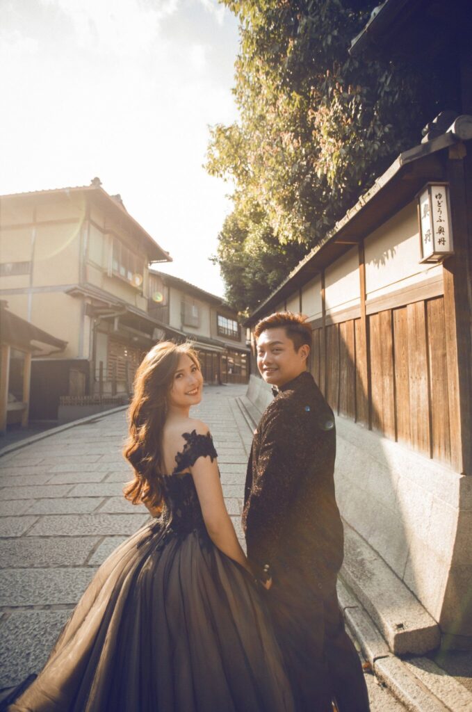 婚紗攝影推薦・京都二年坂石板坡道上 京都二年坂石板坡道上的新人|婚紗照姿勢
