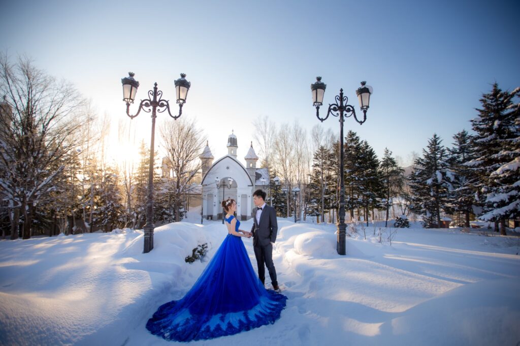 婚紗照風格・北海道雪地白色教堂前的寶藍色禮服 北海道雪地白色教堂前的寶藍色禮服新娘|海外婚紗費用