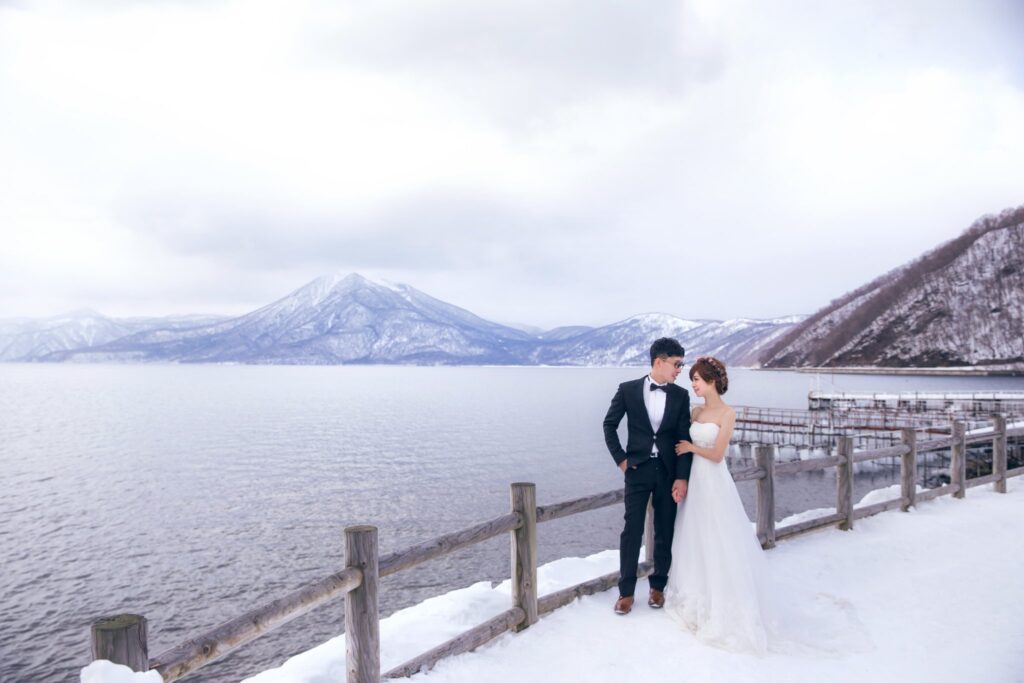 婚紗照風格・雪地湖畔木棧道上 雪地湖畔木棧道上的新人|海外婚紗費用
