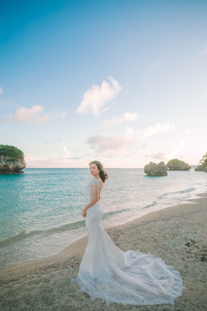 婚紗攝影推薦・沖繩海灘上的魚尾白紗新娘 沖繩海灘上的魚尾白紗新娘|婚紗照姿勢
