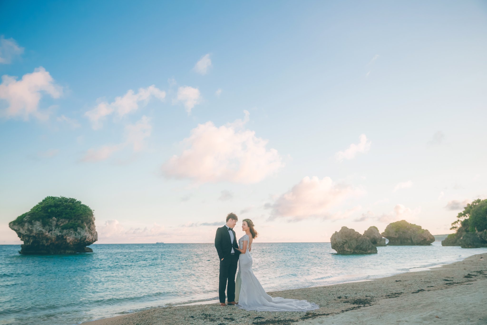 沖繩新原海灘海蝕岩前的新人 沖繩新原海灘海蝕岩前的新人|婚紗照風格