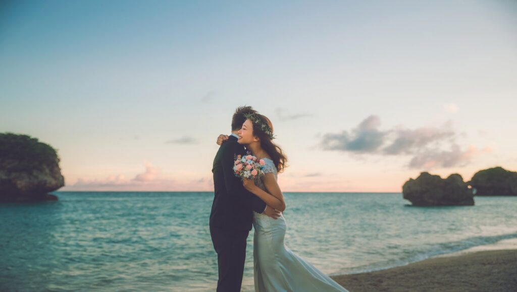 婚紗照姿勢・沖繩海邊夕陽下相擁 沖繩海邊夕陽下相擁的新人|婚紗照推薦