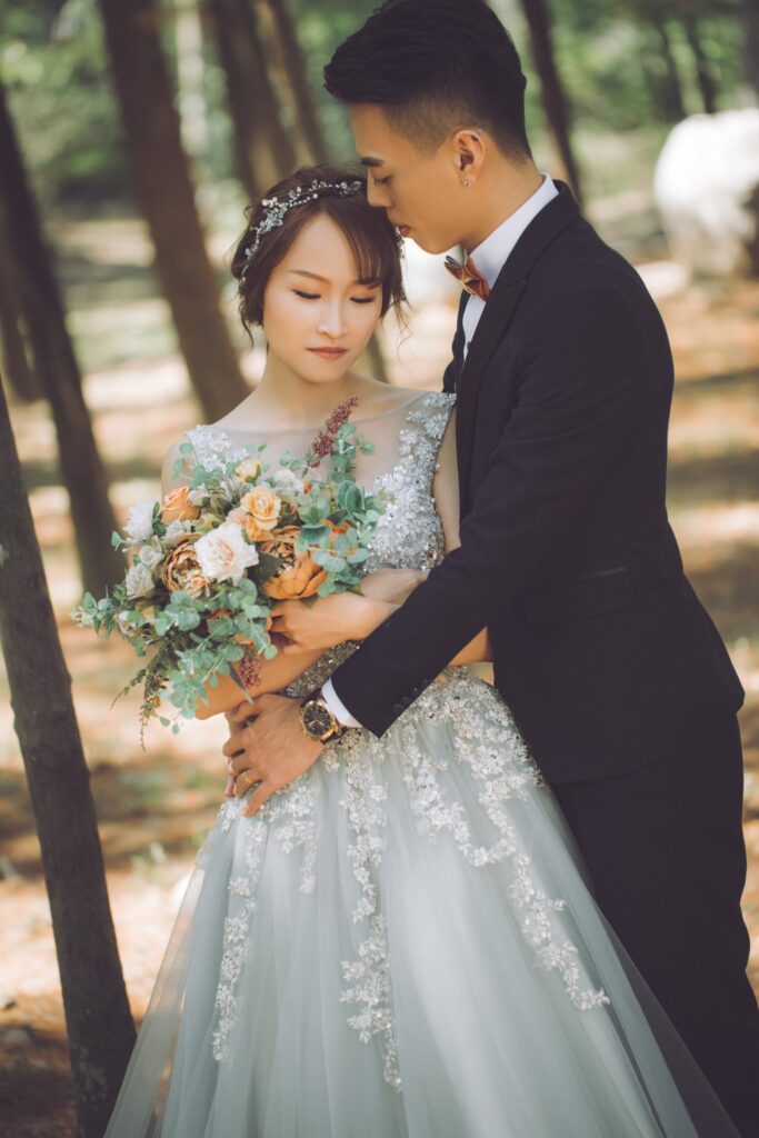 韓風婚紗照・森林中新郎摟著手捧花束的新娘 森林中新郎摟著手捧花束的新娘|自助婚紗推薦