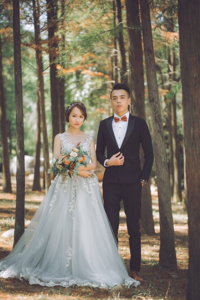 婚紗照風格・杉木林中並肩站立 杉木林中並肩站立的新人|韓風婚紗照