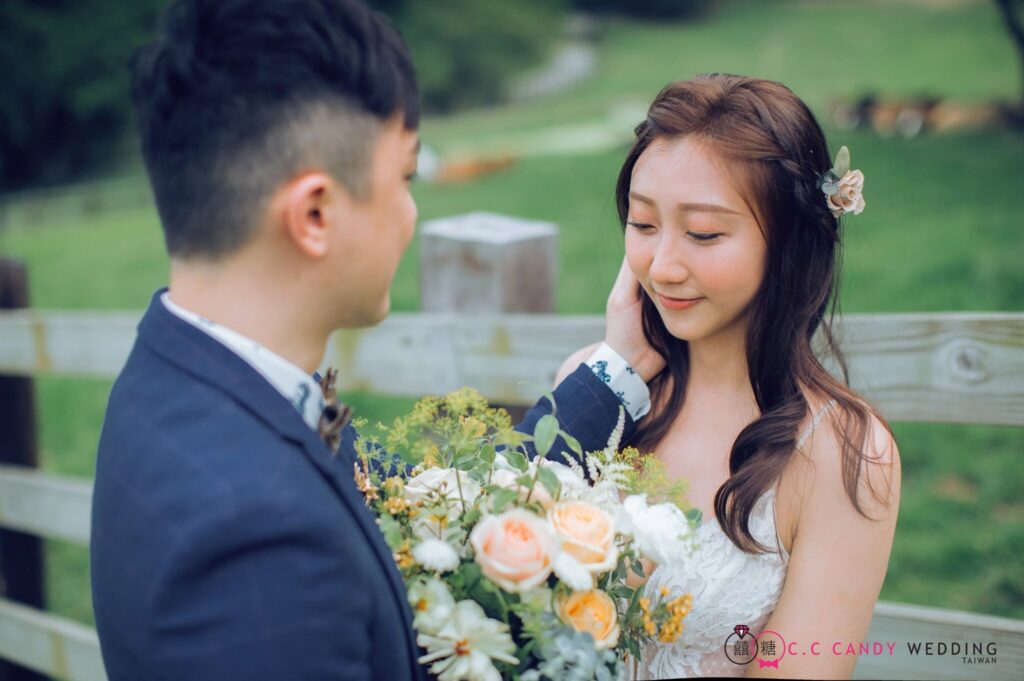 婚紗照推薦・牧場柵欄旁新郎凝視手捧花束的新娘 牧場柵欄旁新郎凝視手捧花束的新娘|火炎山婚紗