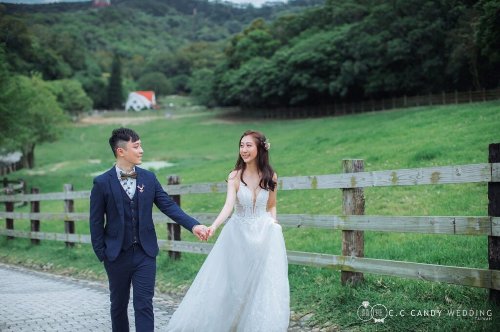 苗栗婚紗景點・牧場木柵欄草地上牽手 牧場木柵欄草地上牽手的新人|婚紗攝影推薦