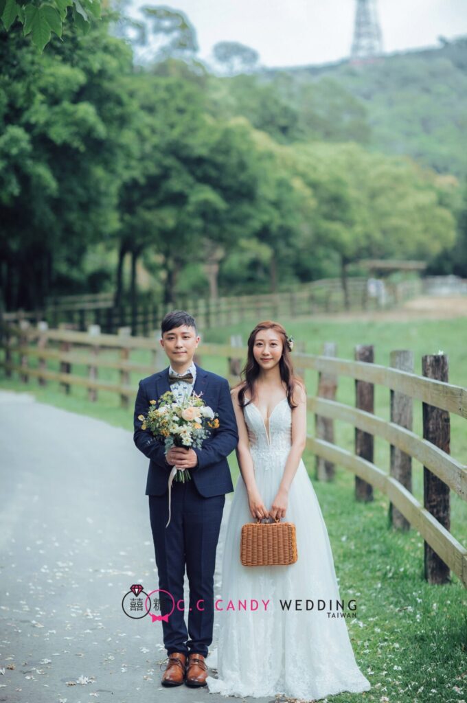 飛牛牧場婚紗・綠蔭小路上 綠蔭小路上的新人,新娘手拿復古提包|韓風婚紗照