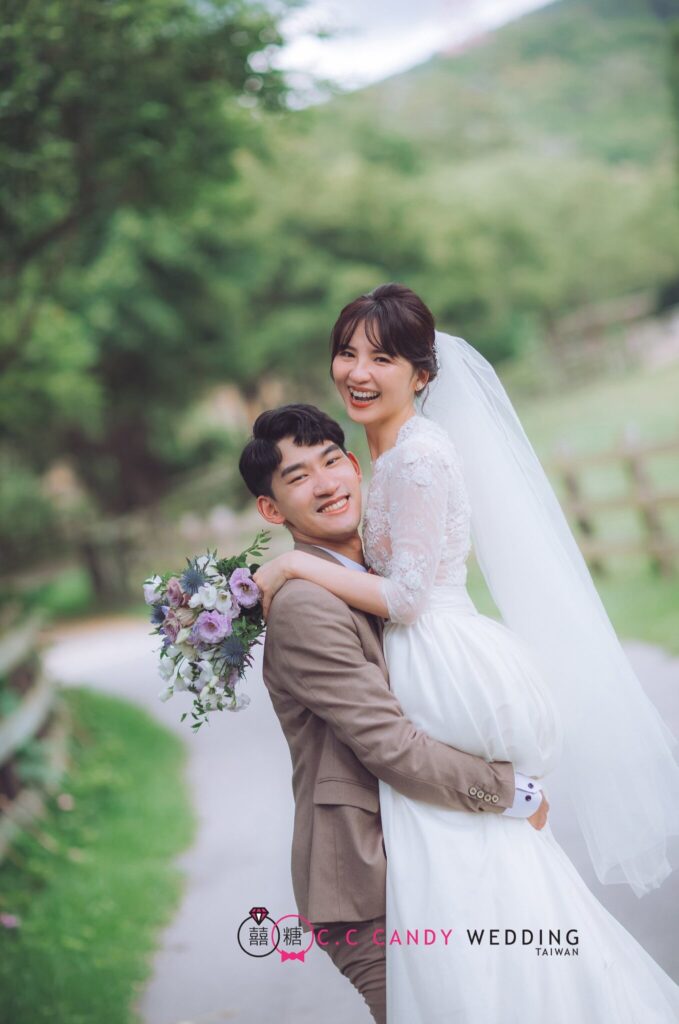 婚紗照推薦・林間小路上新郎抱起新娘 林間小路上新郎抱起新娘|火炎山婚紗