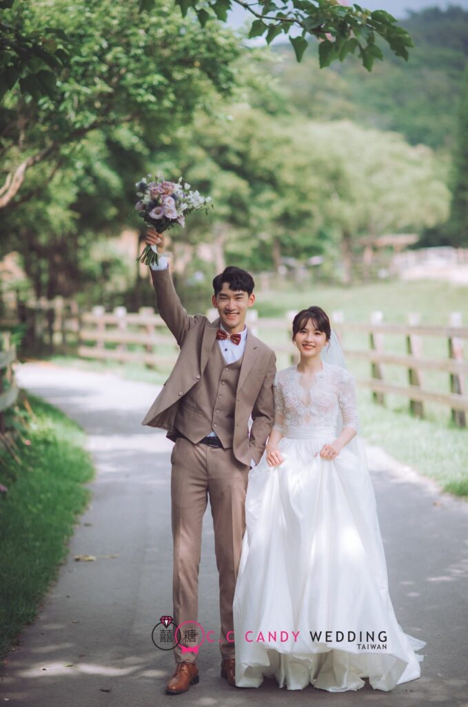 婚紗照風格・綠蔭步道上新郎舉起捧花、新人開心 綠蔭步道上新郎舉起捧花、新人開心走來|苗栗婚紗外拍