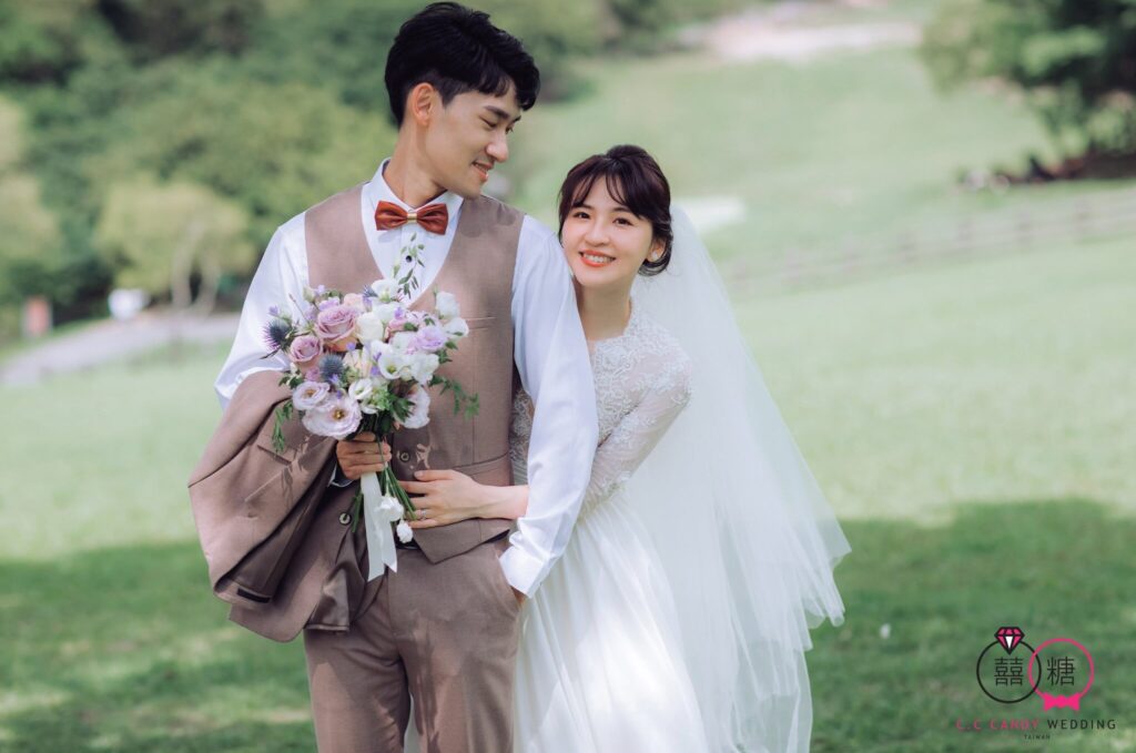 自助婚紗推薦・草地上新郎摟著手捧花束的新娘 草地上新郎摟著手捧花束的新娘|婚紗照風格