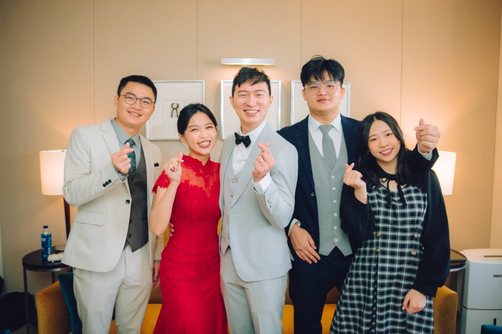 新竹國賓婚攝 新人與好友比心 新竹國賓婚攝 新人與好友比心
