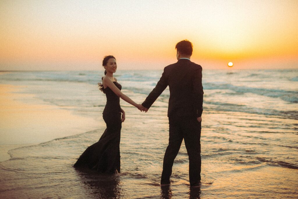 海邊婚紗 牽手走向夕陽 海邊婚紗 牽手走向夕陽