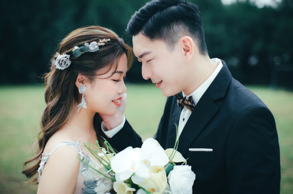新竹拍婚紗・新人在草地上溫柔對望 新人在草地上溫柔對望,新娘手捧白色捧花|新竹婚紗推薦