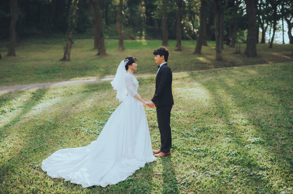 婚紗攝影推薦・森林草地上的白紗新娘與新郎 森林草地上的白紗新娘與新郎|婚紗照姿勢