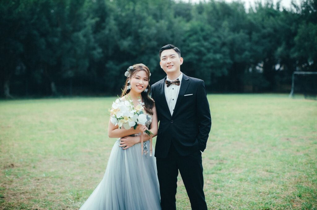 韓風婚紗照・草坪樹林前並肩 草坪樹林前並肩的新人|自助婚紗推薦