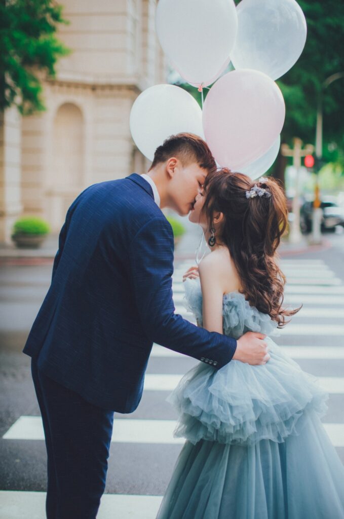 婚紗攝影推薦・街頭拿著氣球親吻 街頭拿著氣球親吻的新人|婚紗照姿勢