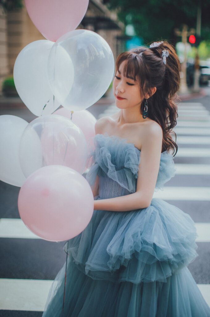 新竹婚紗推薦・手拿粉色氣球、穿藍色蓬裙的新娘 手拿粉色氣球、穿藍色蓬裙的新娘|婚紗攝影推薦