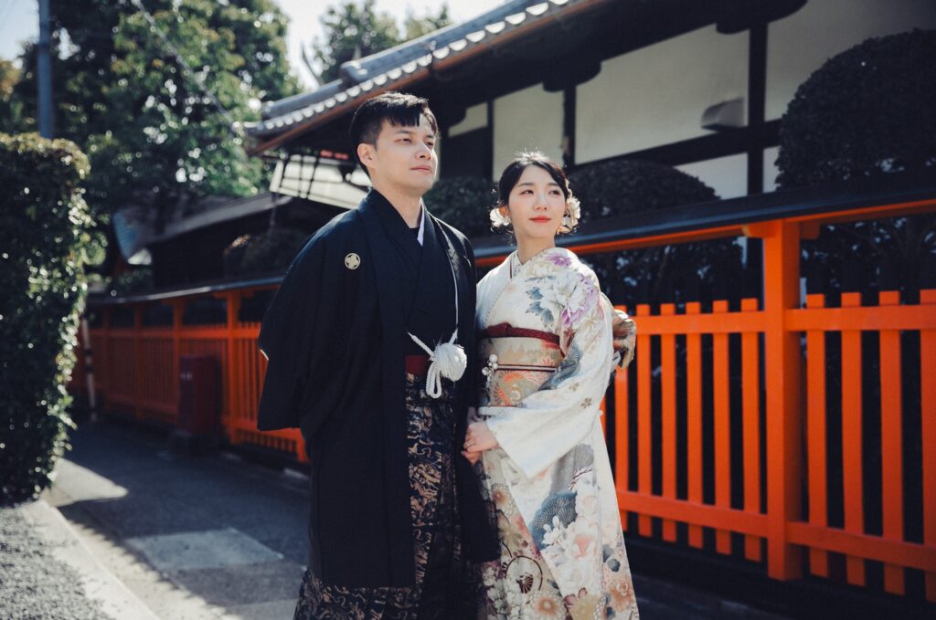 冬天拍婚紗・神社朱紅欄杆旁穿和服 神社朱紅欄杆旁穿和服的新人|北海道婚紗