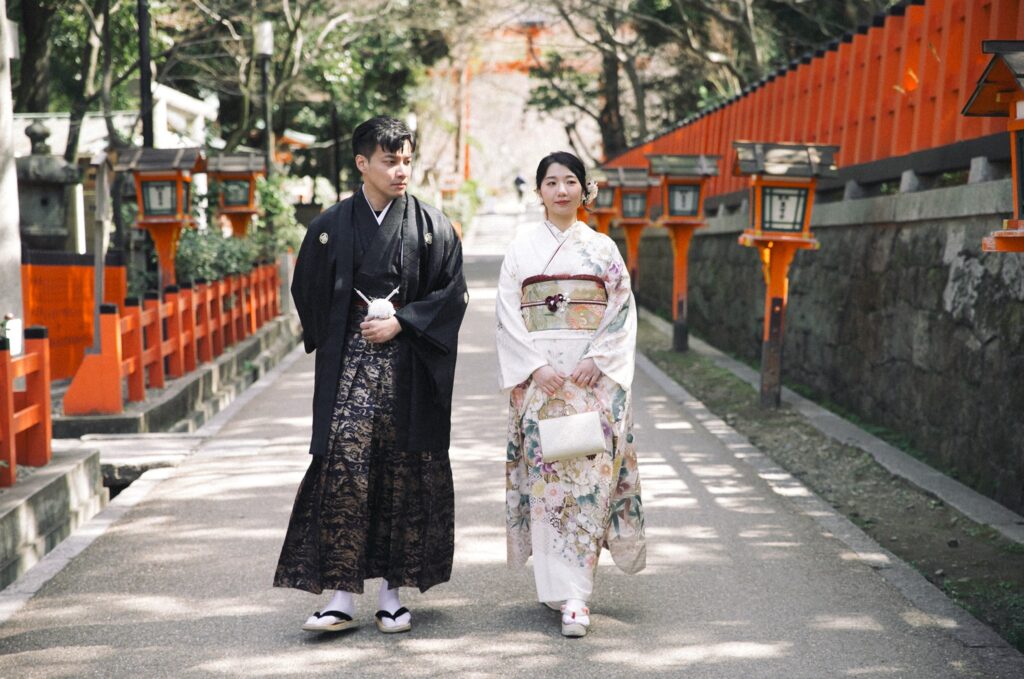 沖繩自助婚紗・京都紅色神社參道上穿和服 京都紅色神社參道上穿和服的新人|沖繩婚紗景點