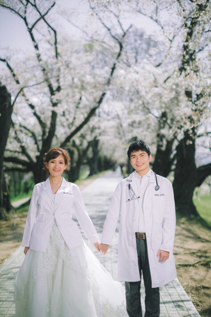 沖繩婚紗景點・櫻花樹下穿白色外套 櫻花樹下穿白色外套的新人|沖繩海外婚紗