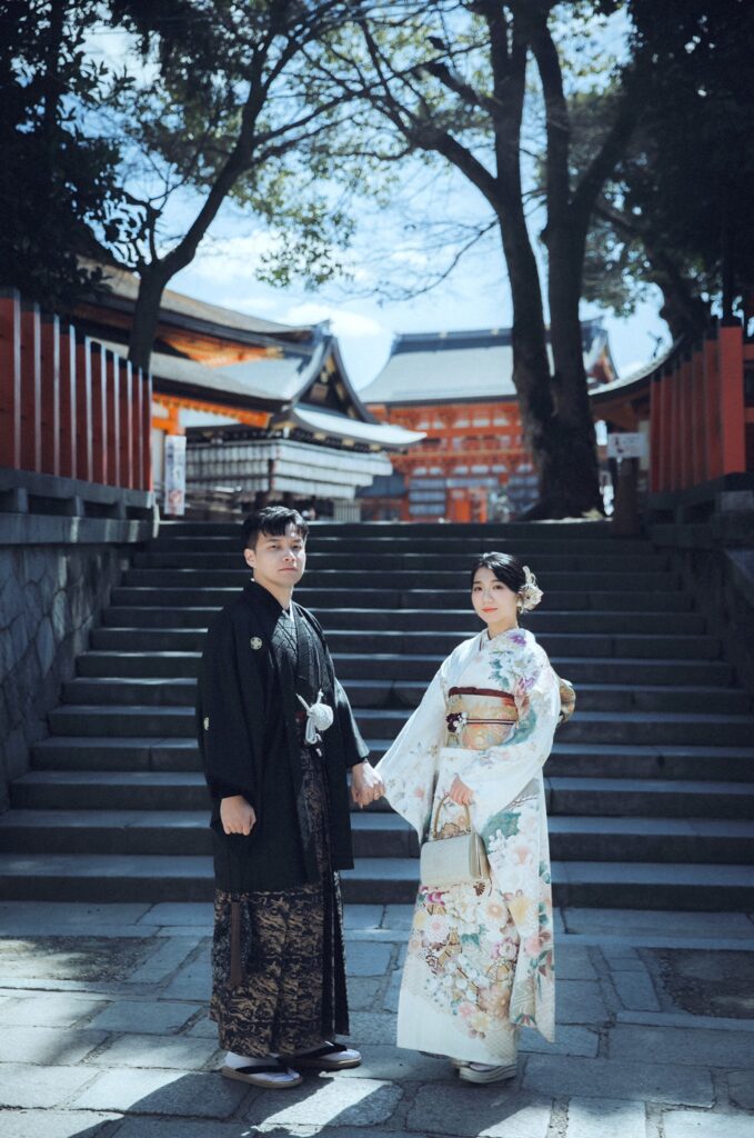 日本海外婚紗・神社石階前穿和服牽手 神社石階前穿和服牽手的新人|京都海外婚紗