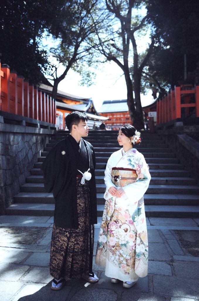 海外婚紗推薦・神社石階與朱紅建築前的和服 神社石階與朱紅建築前的和服新人|海外婚紗