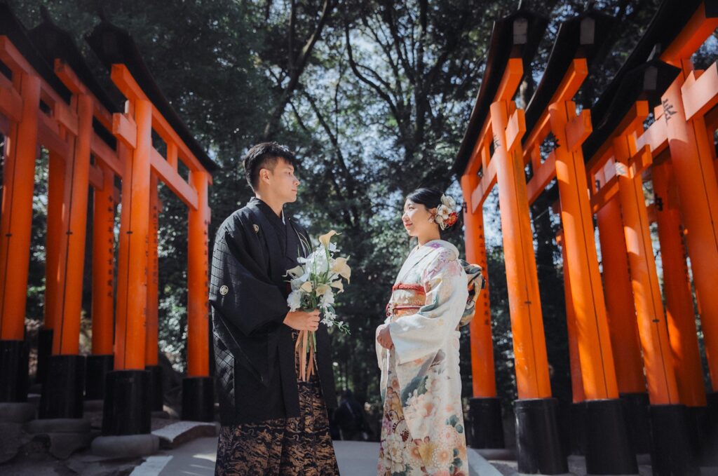 婚紗照風格・千本鳥居中穿和服 千本鳥居中穿和服的新人|海外婚紗費用