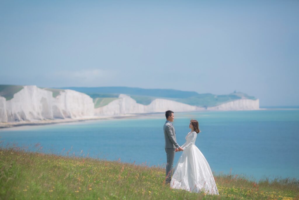 韓風婚紗照・英國七姊妹白色懸崖海岸前 英國七姊妹白色懸崖海岸前的新人|自助婚紗推薦