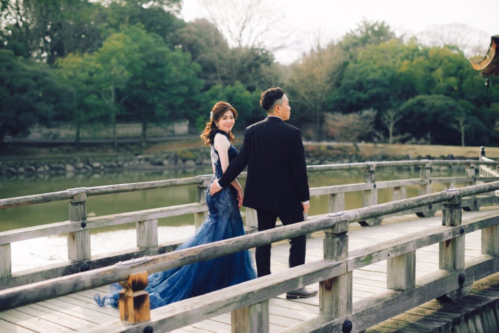 日本海外婚紗・奈良公園木橋上 奈良公園木橋上的新人|關西海外婚紗