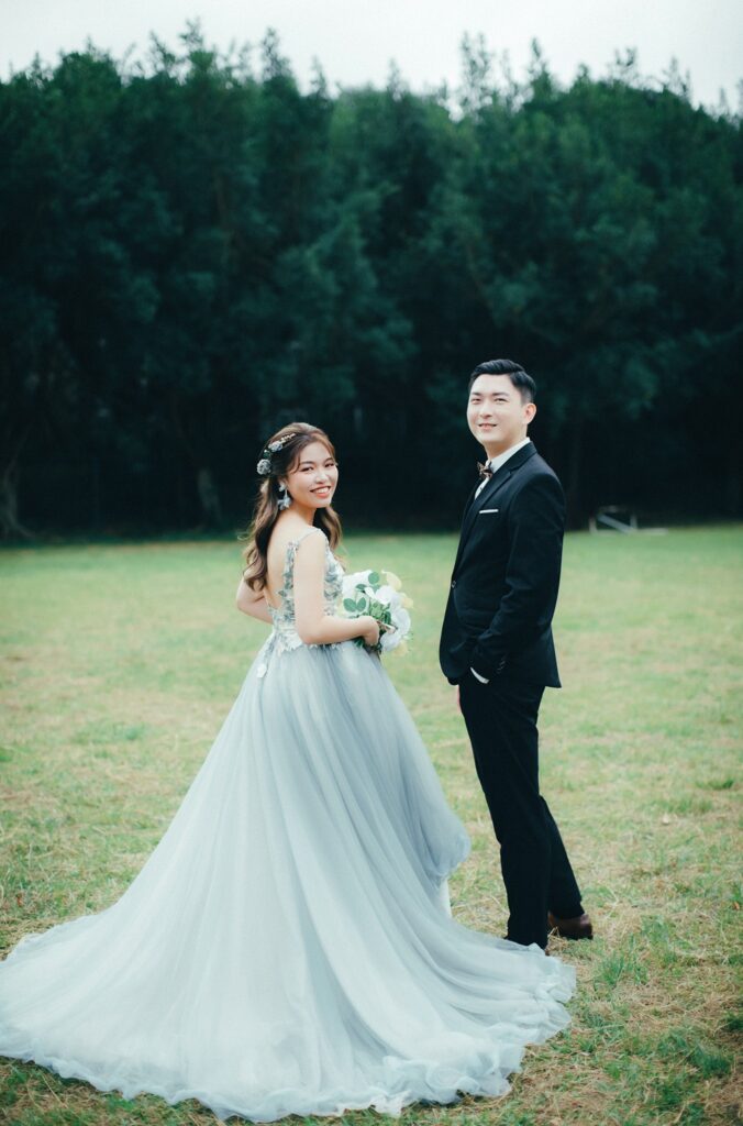 美式婚紗外拍・青青草原樹林前的蓬紗新娘與新郎 青青草原樹林前的蓬紗新娘與新郎|新竹草原婚紗照