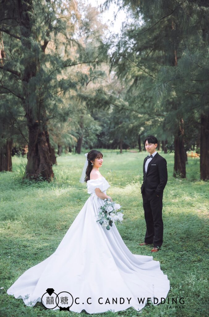 耶穌光婚紗照・高聳樹林光影下的白紗新娘與新郎 高聳樹林光影下的白紗新娘與新郎|新竹森林系婚紗